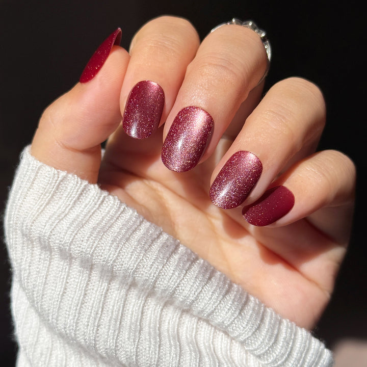 Plum Power medium oval press-on nails featuring a deep plum purple base topped with a highly reflective electric violet velvet cat-eye magnetic flash shimmer.